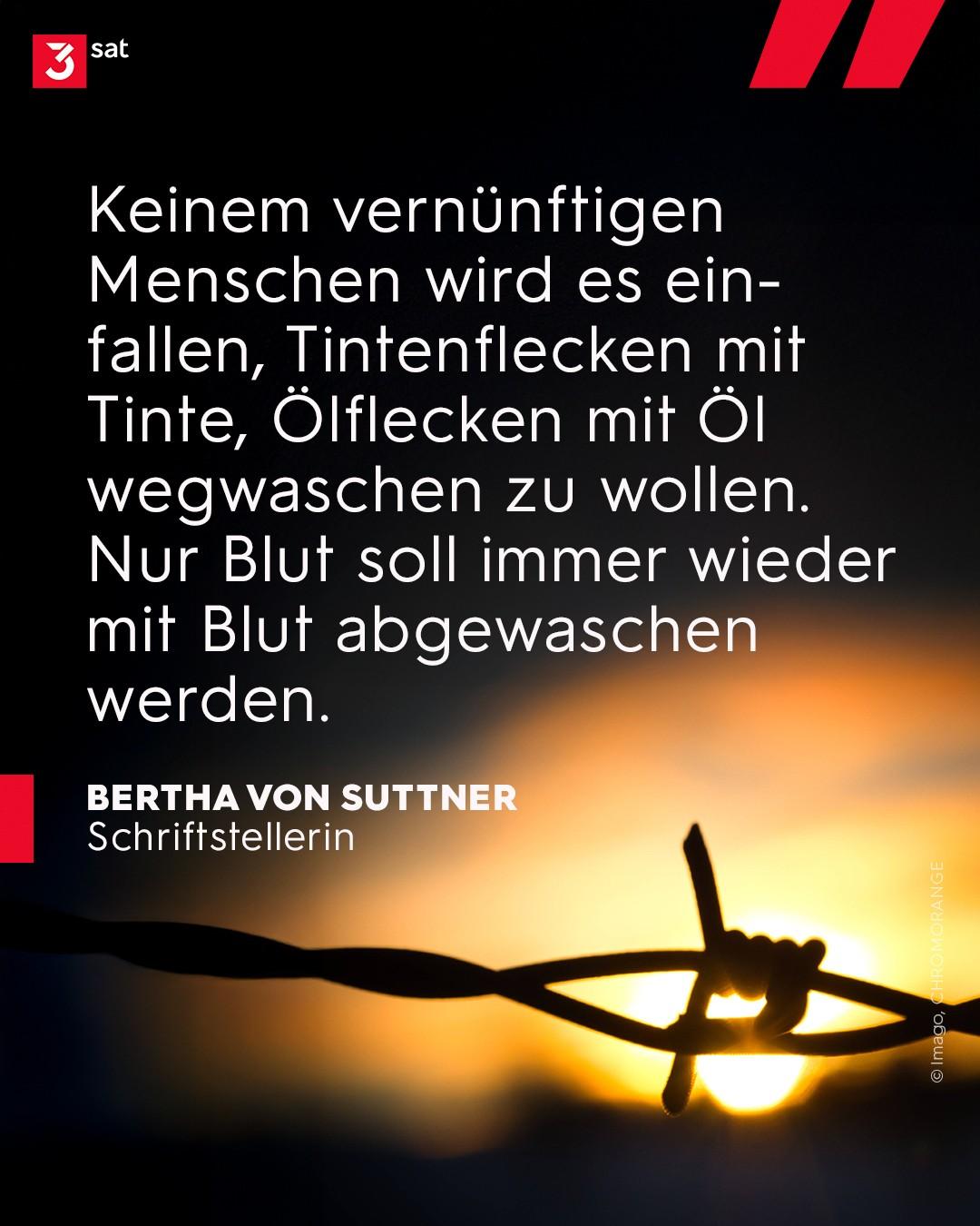 Das Foto zeigt einen Stacheldrahtzaun nah, im Hintergrund ein Sonnenuntergang. Zitat auf dem Foto von Schriftstellerin Bertha von Suttner: Keinem vernünftigen Menschen wird es einfallen, Tintenflecken mit Tinte, Ölflecken mit Öl wegwaschen zu wollen. Nur Blut soll immer wieder mit Blut abgewaschen werden.