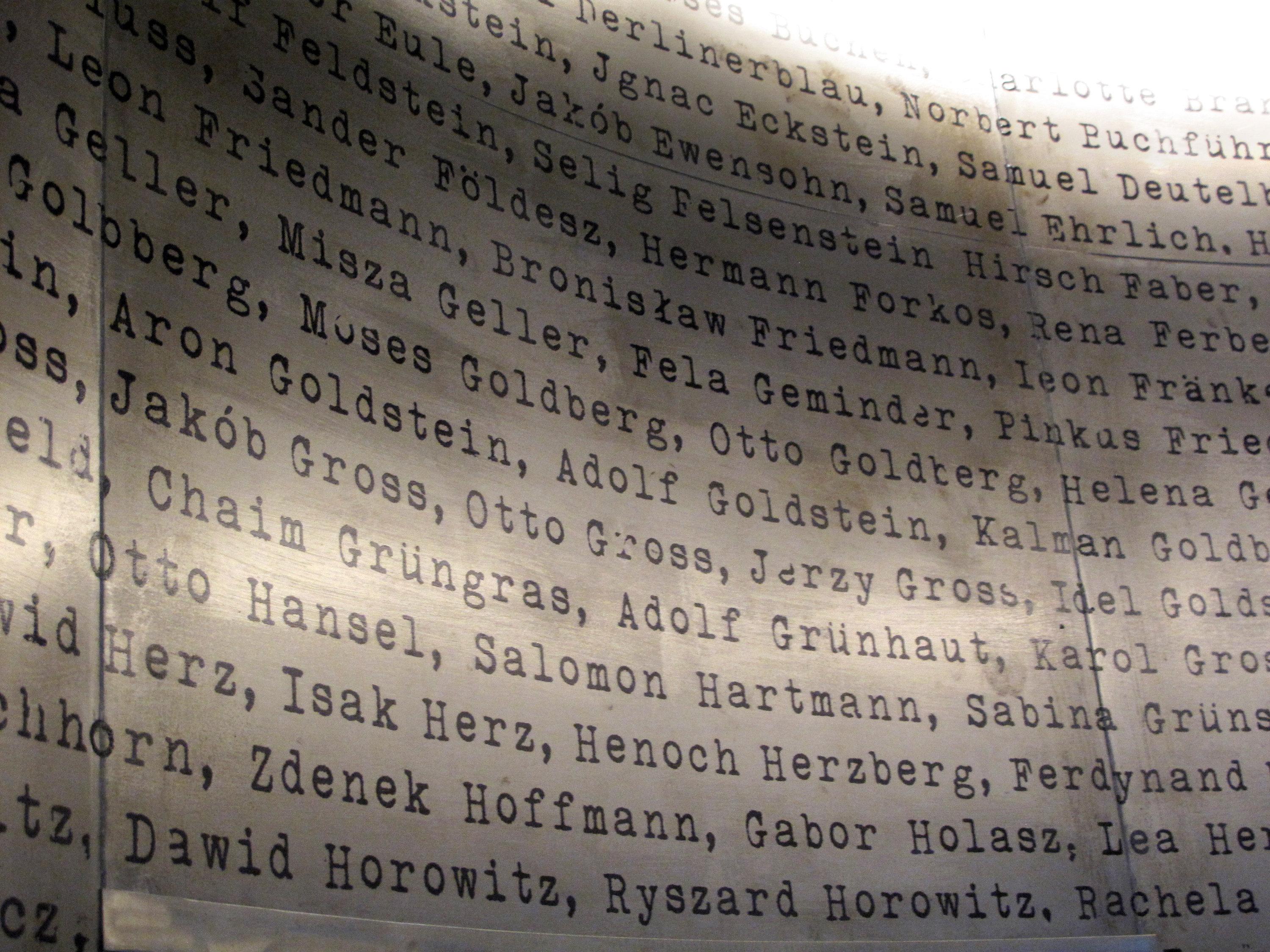 Die Namen der von Oskar Schindler geretteten Juden sind am 20.04.2012 in Krakau (Polen) in einem Raum in einer ehemaligen Emailfabrik und einem heutigen Museum aufgelistet. Zwei Jahrzehnte ist es her, dass der US-amerikanische Regisseur Spielberg seinen <br />ersten Oscar für sein ergreifendes Holocaust-Drama «Schindlers Liste» in der Hand hielt. Die Namen der von Oskar Schindler geretteten Juden sind am 20.04.2012 in Krakau (Polen) in einem Raum in einer ehemaligen Emailfabrik und einem heutigen Museum aufgelistet. Zwei Jahrzehnte ist es her, dass der US-amerikanische Regisseur Spielberg seinen <br />ersten Oscar für sein ergreifendes Holocaust-Drama «Schindlers Liste» in der Hand hielt.