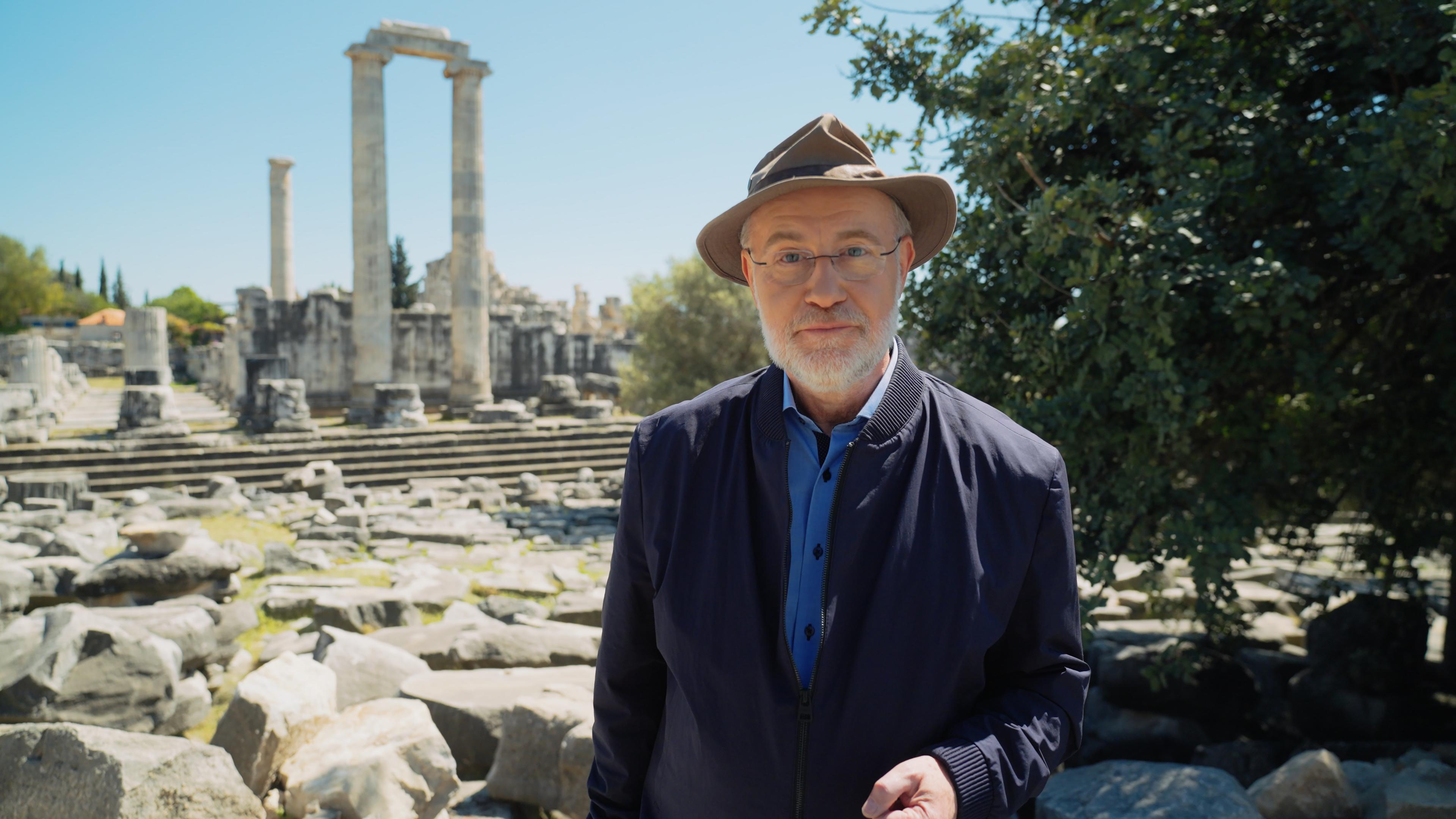 Auf dem Bild steht Harald Lesch vor Ruinen in Milet. Auf dem Bild steht Harald Lesch vor Ruinen in Milet.