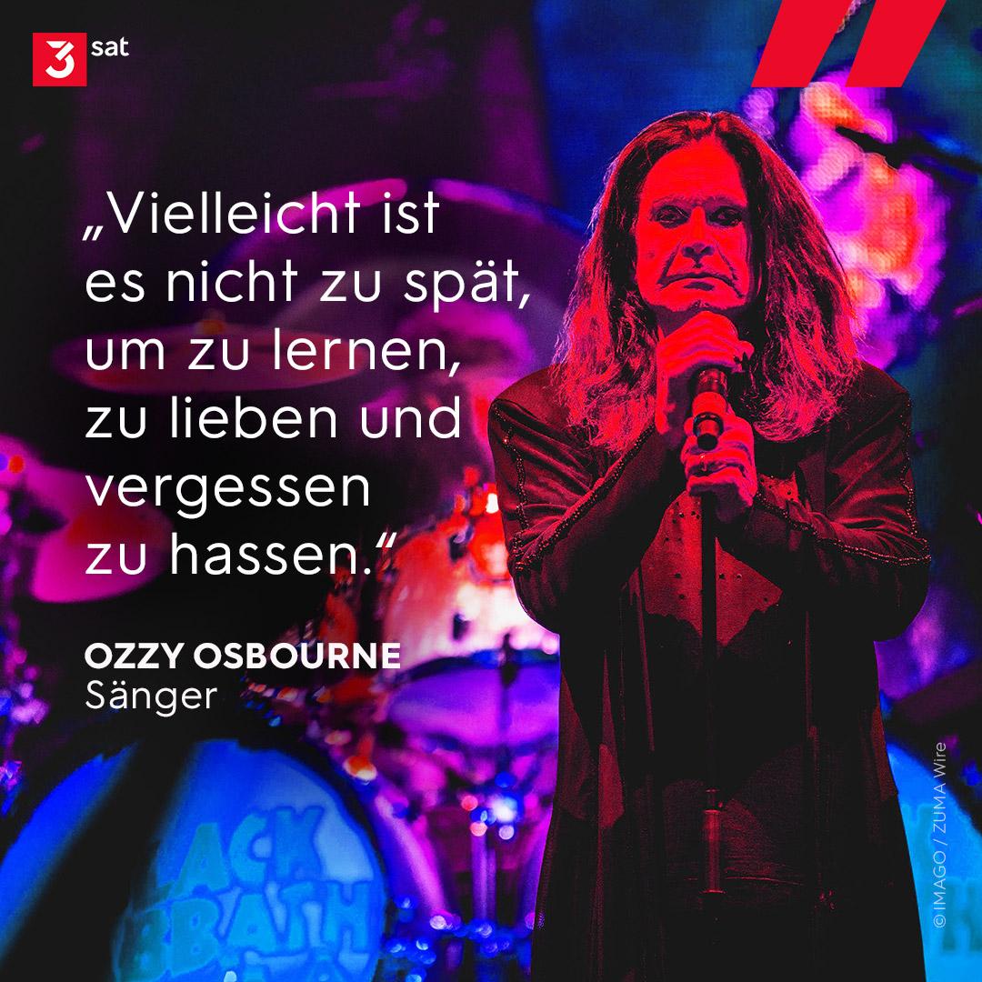 Foto von Ozzy Osbourne auf der Bühne, im rötlichen Scheinwerferlicht. Zitat stammt aus Ozzy Osbournes Memoiren „Blizzard of Ozz“: Vielleicht ist es nicht zu spät, um zu lernen, zu lieben und vergessen, zu hassen. Oben links das 3sat-Logo.